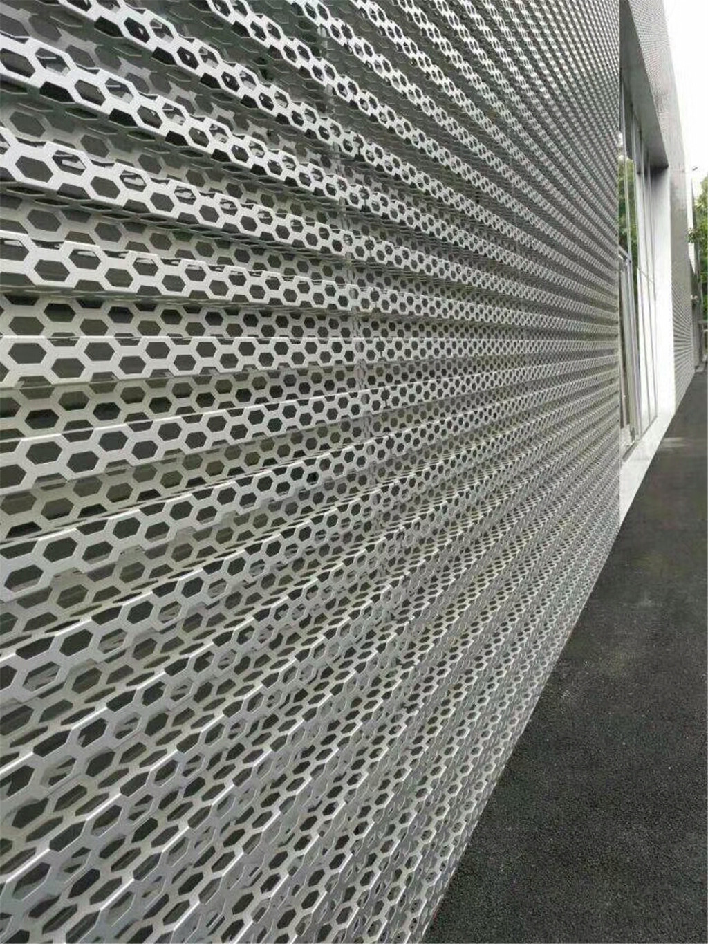 凹凸形铝单板在现代幕墙广告牌装饰中的应用与优势